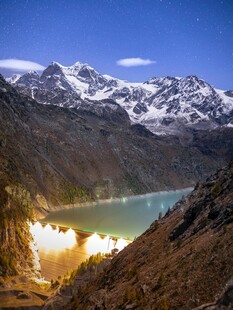 雪山下的静谧湖泊美景
