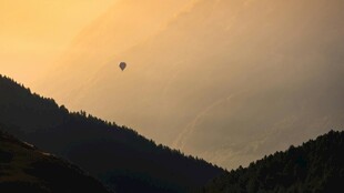 夕阳下山谷中的热气球