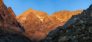 壮丽山景日落时分