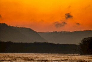 夕阳下的山水美景
