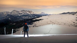 雪山前的孤独徒步者