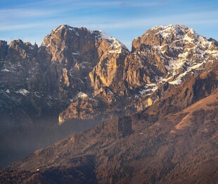 壮丽山景 雪峰与褐岩交织