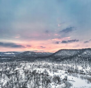 冬日雪野的绚丽黄昏