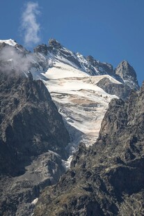 巍峨雪山壮丽景致
