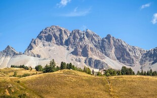 壮丽山景 蓝天白云下的风光