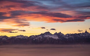 壮丽晚霞下的广袤大地