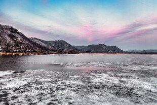 冰封湖面与绚丽天际景观