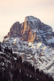 雪覆山峦壮丽景致