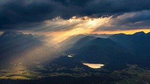 壮丽山间云隙透光照美景