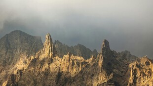 壮丽山景 云雾缭绕奇观