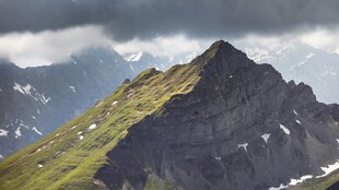巍峨青山 云绕峰巅