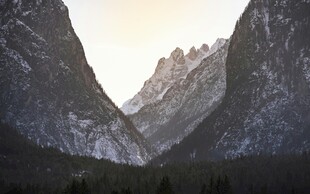 壮丽山谷间的静谧美景