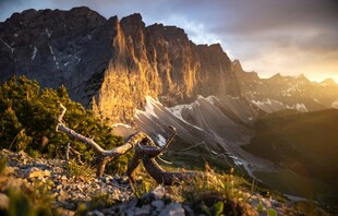 壮丽山景日出时刻