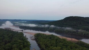 壮观河流与两岸葱郁山林