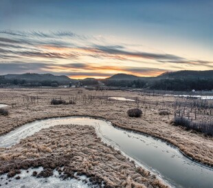 日暮下的旷野溪流风景