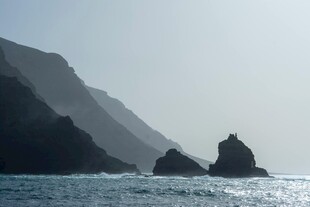 海边嶙峋礁石景观