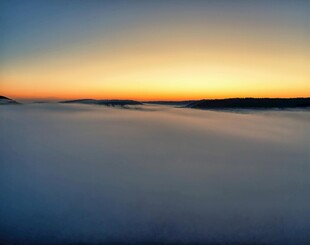 日出时分的静谧湖面