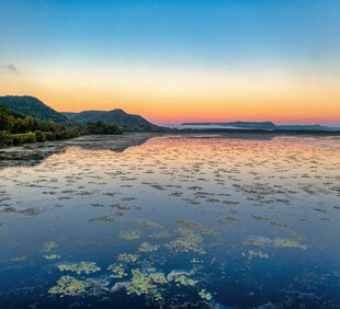 美丽湖畔壮丽日出景观