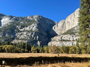 壮丽山峰下的开阔景致