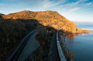 秋日湖畔蜿蜒公路美景