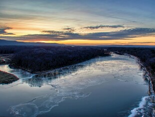 夕阳下的宁静河流景观