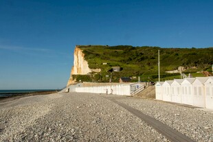海岸边的白崖与碎石小路