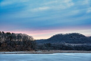 冬日冰封湖畔的美丽景致