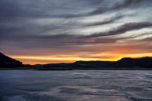 日落时分的壮丽湖山景色