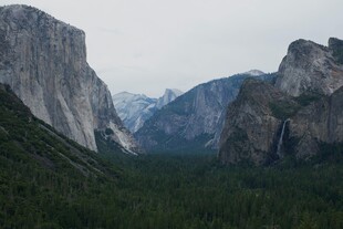 壮丽山谷中的巍峨山脉