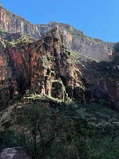 壮丽险峻的山间景色
