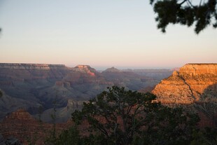壮丽峡谷日落景观