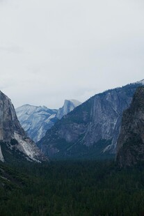壮丽山谷中的巍峨山脉