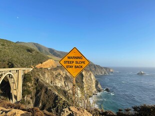 沿海公路警示标志风景