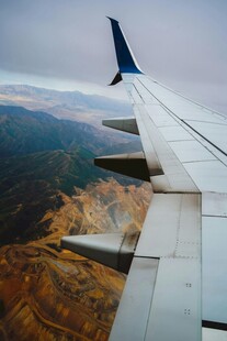 飞机机翼下的壮丽景色