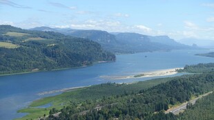 壮丽河谷风光俯瞰图