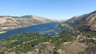 壮丽山水湖景俯瞰图