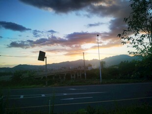 黄昏时分的公路与天空