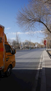 街道上的黄色车辆