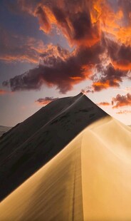 沙漠黄昏下的帐篷剪影