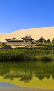 沙漠湖畔古建筑美景