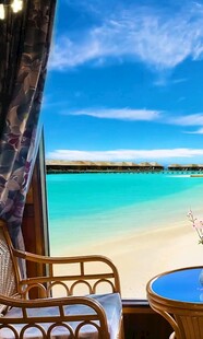 海景窗边的休闲桌椅