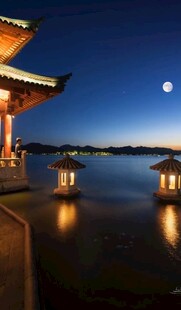 月夜湖畔中式亭阁美景