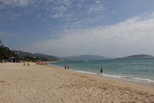 美丽沙滩与蔚蓝大海