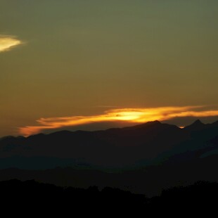 日落时分的山峦美景