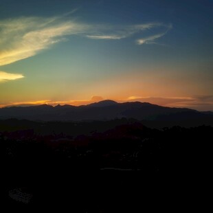 日落时分的山峦美景