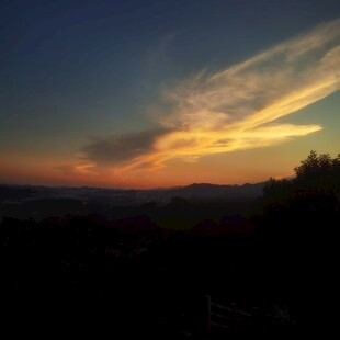 黄昏时分的绚烂天空景色