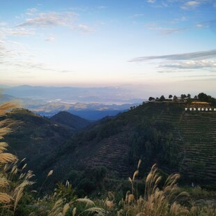 山峦云海间的壮美风光