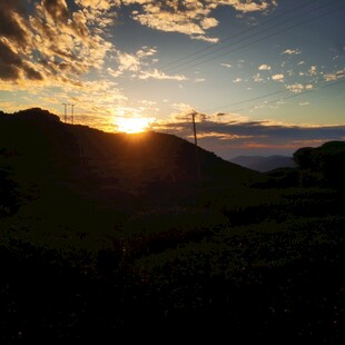日落时分的山间美景