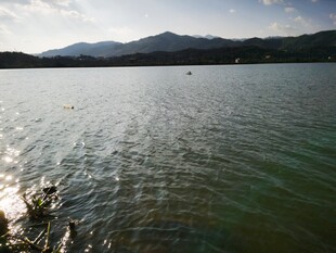 宁静湖水与远处山峦景色