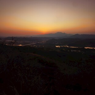 黄昏下的广袤大地景观